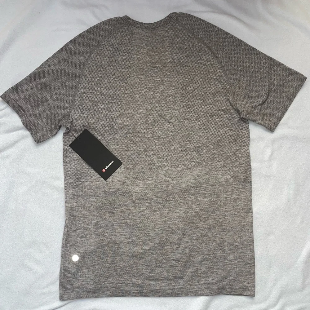 Mens Lululemon x Rose Bowl Gray Metal Vent SS 5K, MSRP $98 - Picture 8 of 10